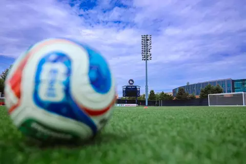 استعدادا لكأس العالم.. ملعب جامعة جونزاجا يتزين لاستضافة تدريبات منتخب مصر (صور)